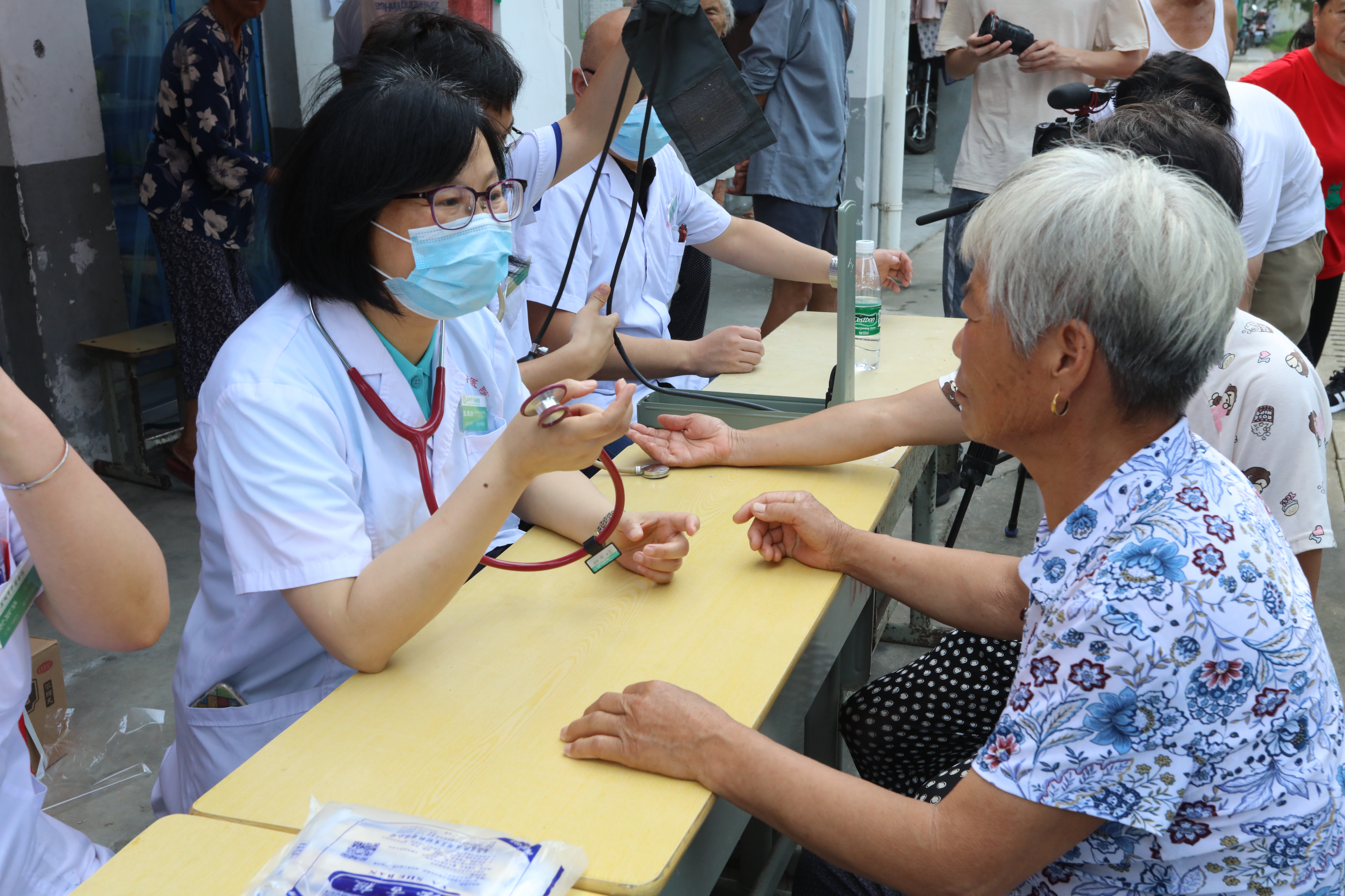 農(nóng)工黨蕪湖市中醫(yī)院支部赴沈巷鎮(zhèn)居民安置點慰問(圖2)