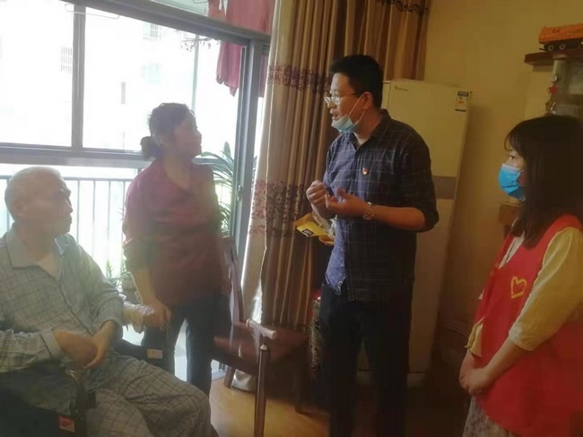 【我為群眾辦實(shí)事】我院走訪高齡腦?；颊撸嗅t(yī)藥制劑暖人心(圖1)