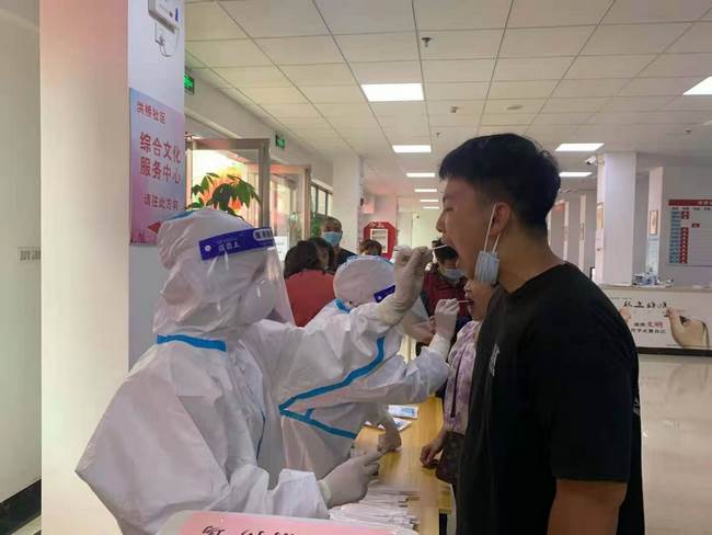 我院45名護理人員緊急集結 參與弋江區(qū)全員核酸檢測工作(圖2)