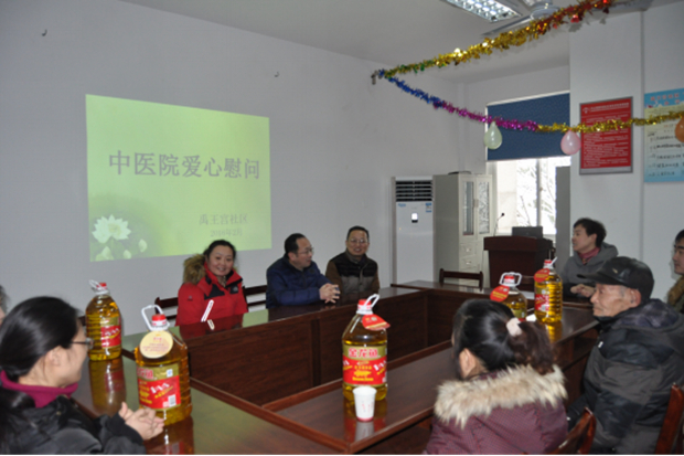 春節(jié)前夕，我院深入社區(qū)慰問(wèn)結(jié)對(duì)幫扶困難戶(圖1)