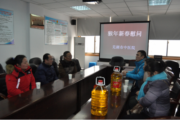 春節(jié)前夕，我院深入社區(qū)慰問(wèn)結(jié)對(duì)幫扶困難戶(圖3)