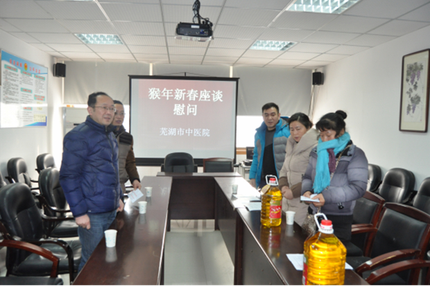 春節(jié)前夕，我院深入社區(qū)慰問(wèn)結(jié)對(duì)幫扶困難戶(圖4)