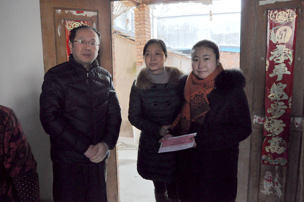 院工會(huì)組織慰問走訪病困職工(圖1)