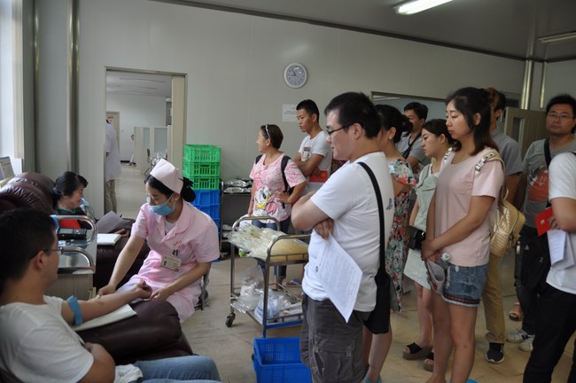無償獻(xiàn)血，無尚光榮---我院積極組織職工參加無償獻(xiàn)血活動(dòng)(圖1)